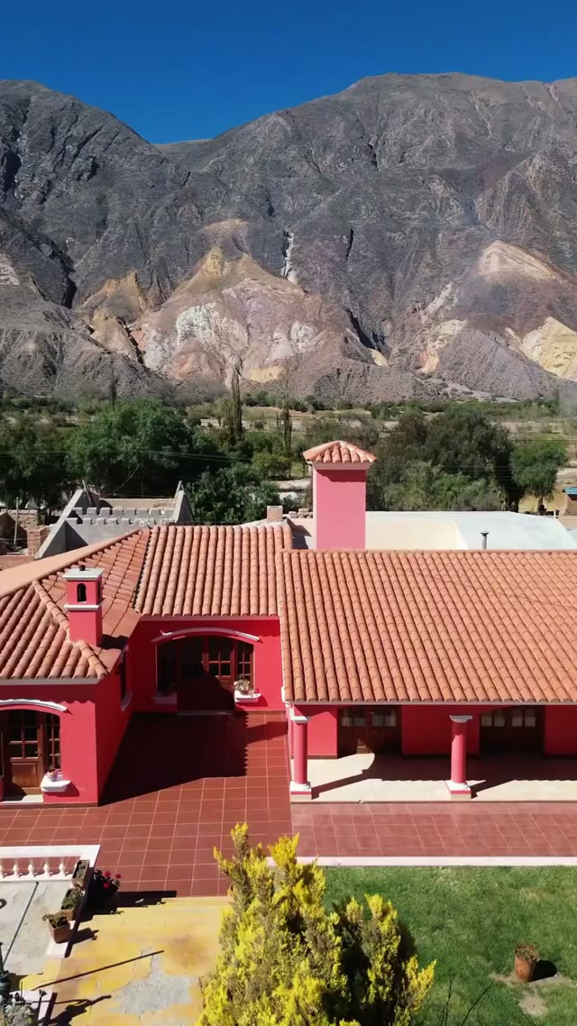 Alojamiento frente a las montañas del norte argentino