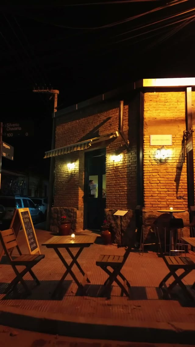 Exterior nocturno de un restaurante